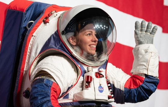 NASA发布全新登月宇航服：取消拉链！增加可替换模块，避免“花式摔倒”