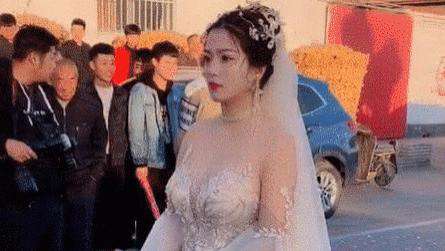 抖音“最洋气新娘”火了，在农村穿“人体彩绘”婚纱，网友：这谁敢娶啊？