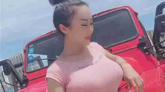 辣妈穿粉色短裙，人老心不老！