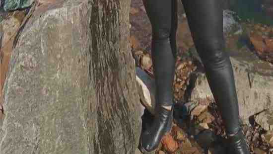 花吊带配皮裤，丰腴辣妈真是潮啊！