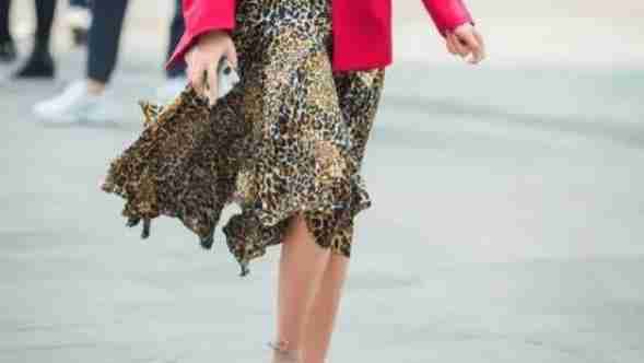 长发飘飘的美女，豹纹的连衣裙外搭红色外套，时尚气质！