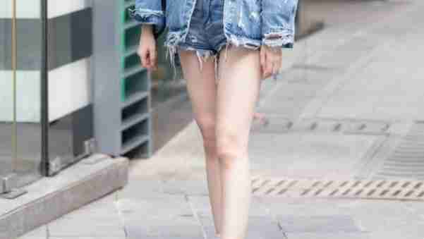 暖色系短袖搭配靓丽短裙，尽显迷人好身材，分分钟吸睛！