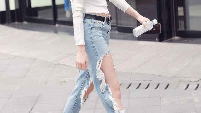 &ldquo;魔鬼身材&rdquo;一边是渔网袜，一边是紫色高筒袜！