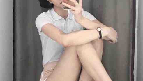 喜欢自拍的短发少女，名副其实的“腿精”啊！