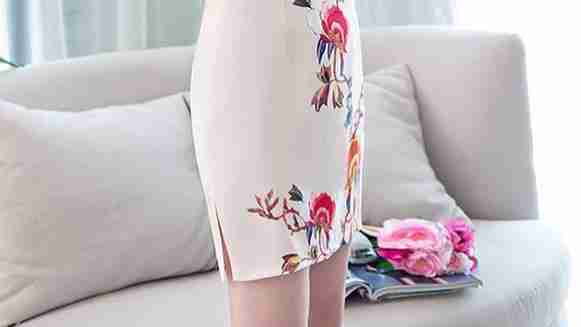 穿着淡黄色印花旗袍的少妇，凸显苗条身姿！