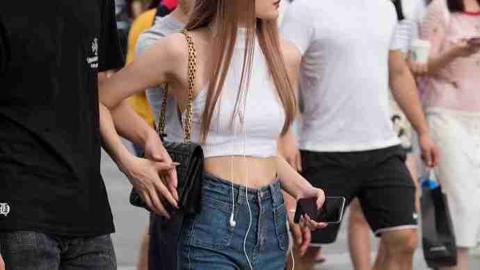 图二美女，上衣的破洞设计，是为了方便抄裤兜吗？