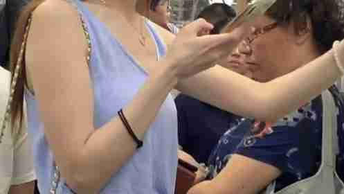 地铁上的清新美女，不知道在看什么，表情真可爱！