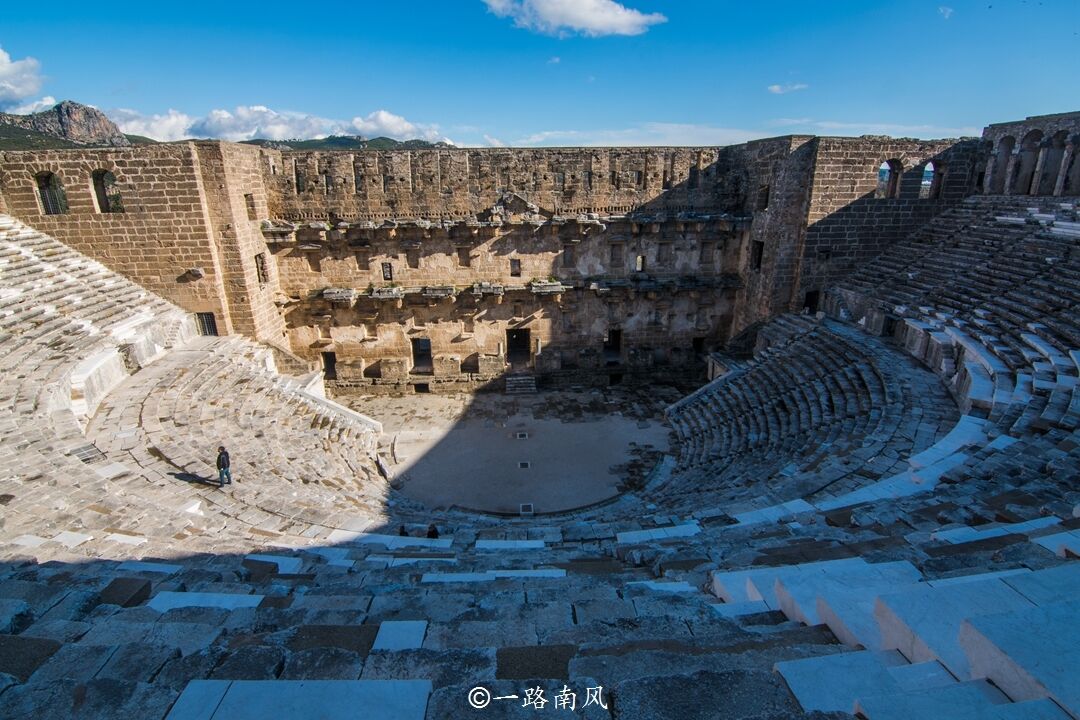 土耳其奇迹式剧场，不用扩音器却声音清晰，近1900年仍保存完好