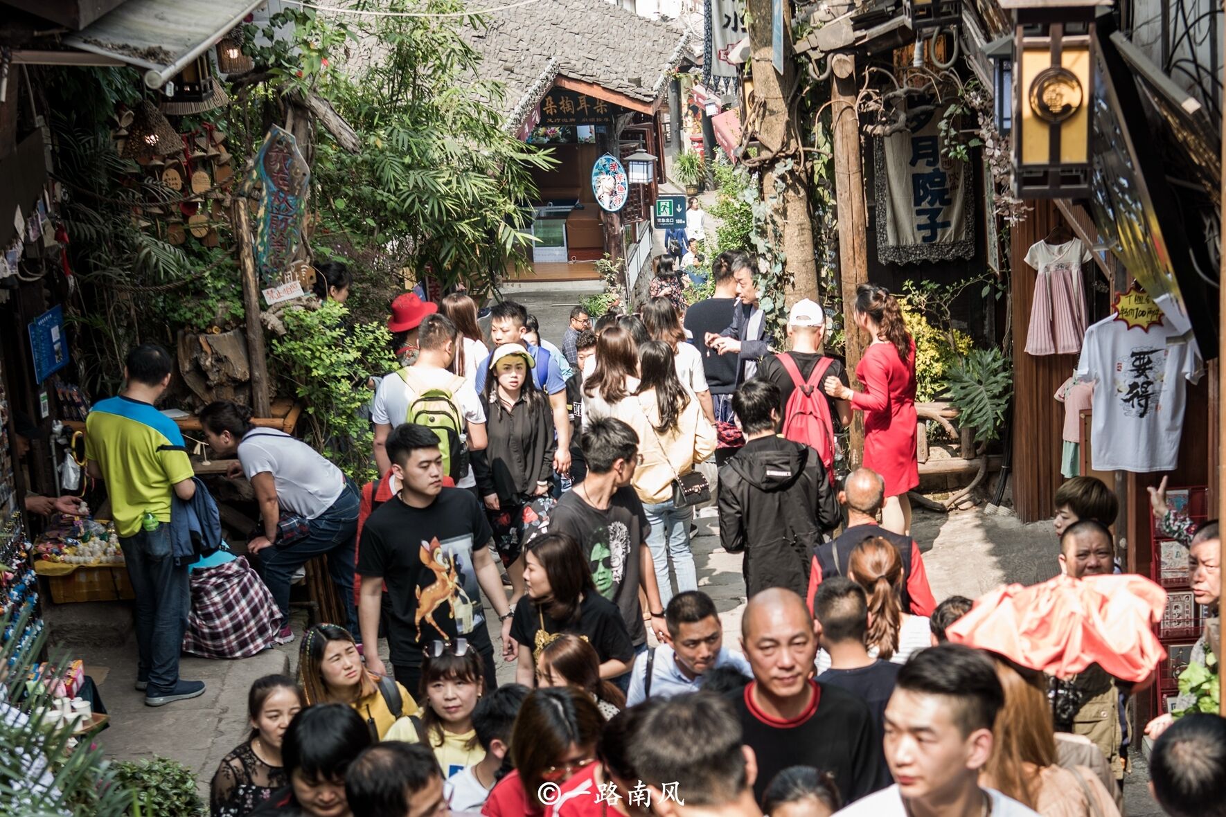 西南最受欢迎的古镇，就在重庆，４天超35万游客，街上都是人！