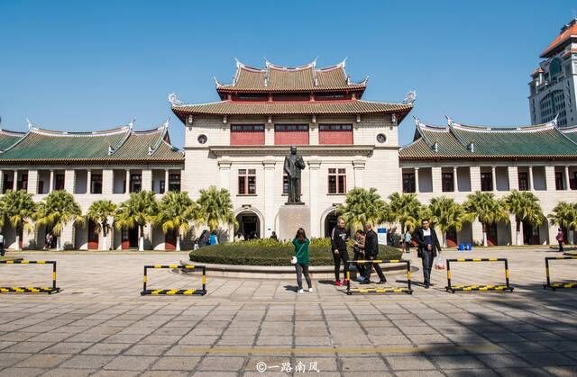 厦门大学位于厦门市思明区,最初是由爱国华侨陈嘉庚发起主办的民办