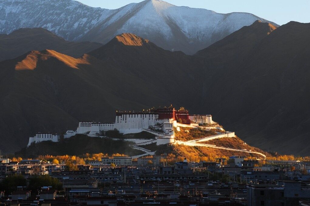 西藏这个边境重镇，被称为“世界第一高城”，里面的居民动不动就出国做生意