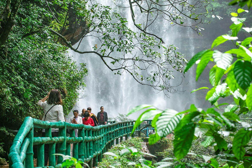 端午千瀑之城赏竹中爱马仕“独竹漂” 茅台河上赛醉姿 
