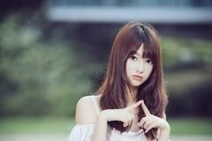 长发可爱女神游南佛山，露肩短裙，娇小可爱迷人