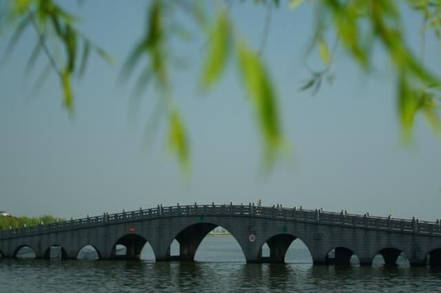 江南一百年古镇，因河成街、依河筑屋，宛如镶嵌在淀山湖畔的明珠