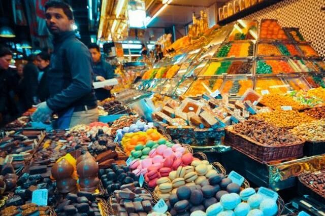 西班牙最漂亮菜市场，蔬菜水果色彩缤纷，外地游客纷纷来打卡