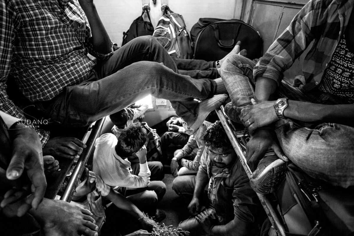 中国女孩实拍印度火车：车厢简陋且拥挤不堪，几乎都是男人