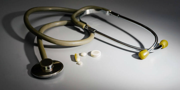 世卫组织认为这些因素至关重要：人际传播正在发生、据报告确诊病例中25%为重症