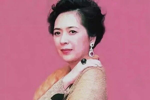 她是香港第二女富豪，也是刘銮雄成功背后的女人，却因李嘉欣插足含怨惨死