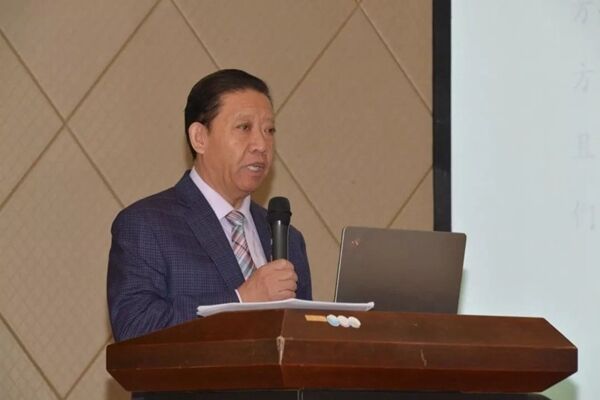 百亿富豪拿9亿分手费却遭妻儿反目，怒把前妻砍伤成囚的背后隐情