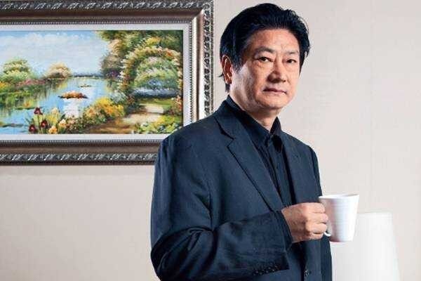 他用20万豪赌换来8亿造出国民饮料，却无奈全家被贪官陷害今负债11亿