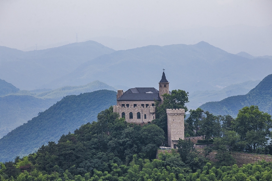 中国最适合避世隐居的地方，绿荫如海，安然静谧，游客住下不想走