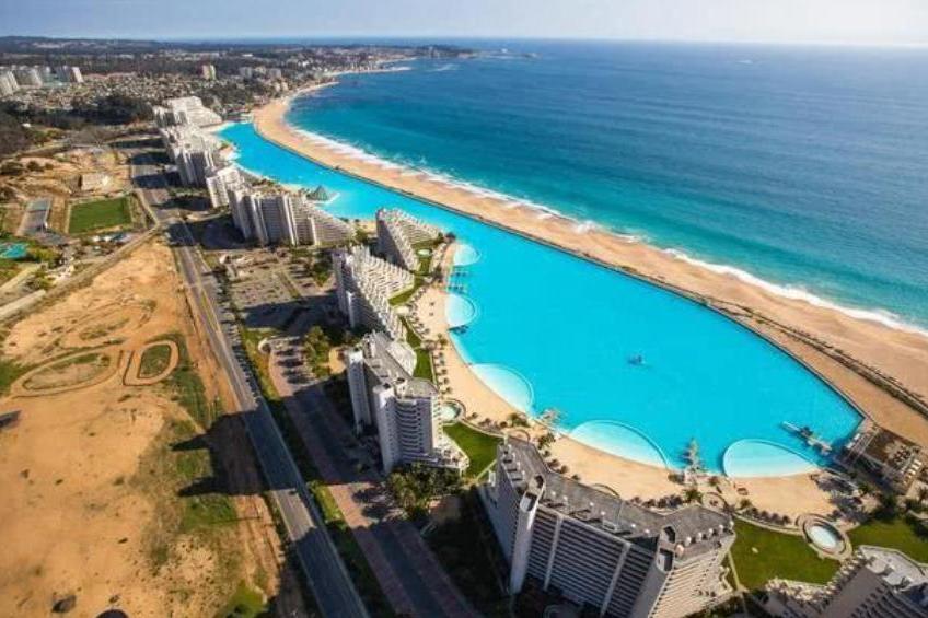 世界上最大的游泳池，总耗资138亿人民币，长度竟然达到1公里