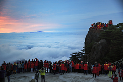 黄山，中外游客雨后观日出云海