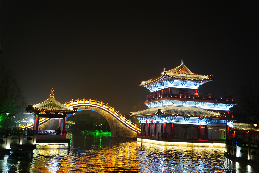 春节旅行到河南开封，夜游御河，感受北宋时期的古人生活