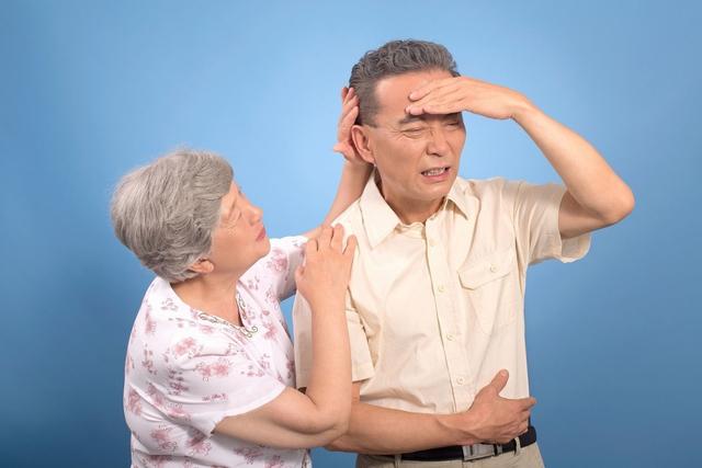 脑溢血，被称为“最快杀手”，出现5个“前兆信号”，需及时检查
