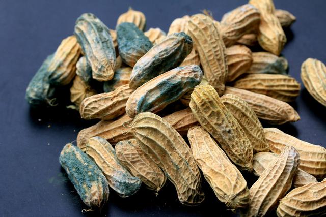 肝癌一半在中国，5种食物是祸根，饭桌上常有，具体是哪5种食物？