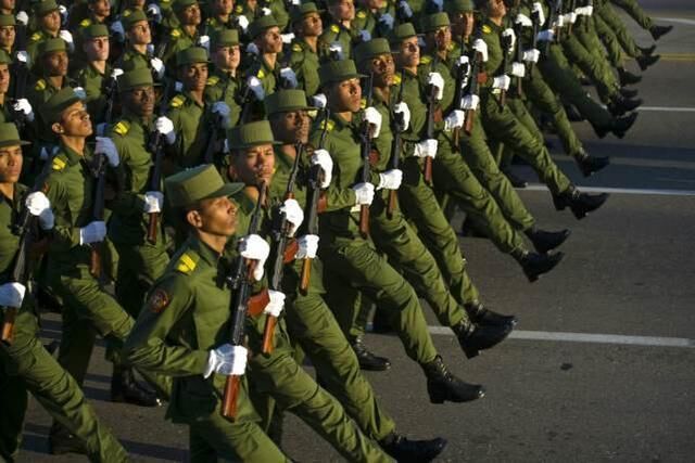 这国军队大量装备中国自行车，拿机枪对付美国战机，让人佩服