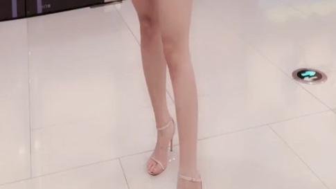 咖啡店都关门了，美女还不回家，家里人不担心吗？