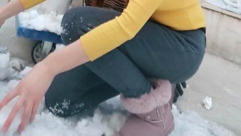 在院子里扫雪也不穿外套，表姐你不冷吗？