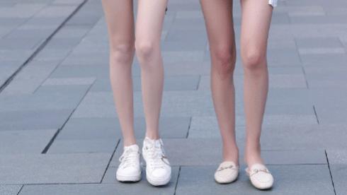 平底鞋大长腿，美女这样很接地气！