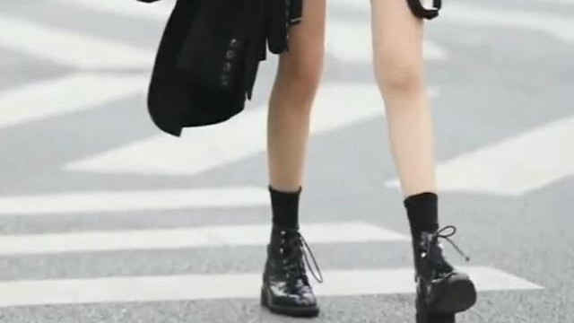 长腿美女也会害羞，还是缺少镜头感！