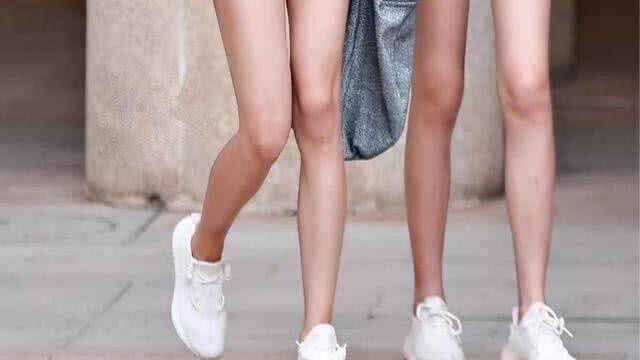 小姐姐透视抹胸装太性感，若隐若现，感觉很迷人！