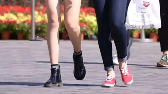 大街上，两姐妹就不能收敛一点吗？