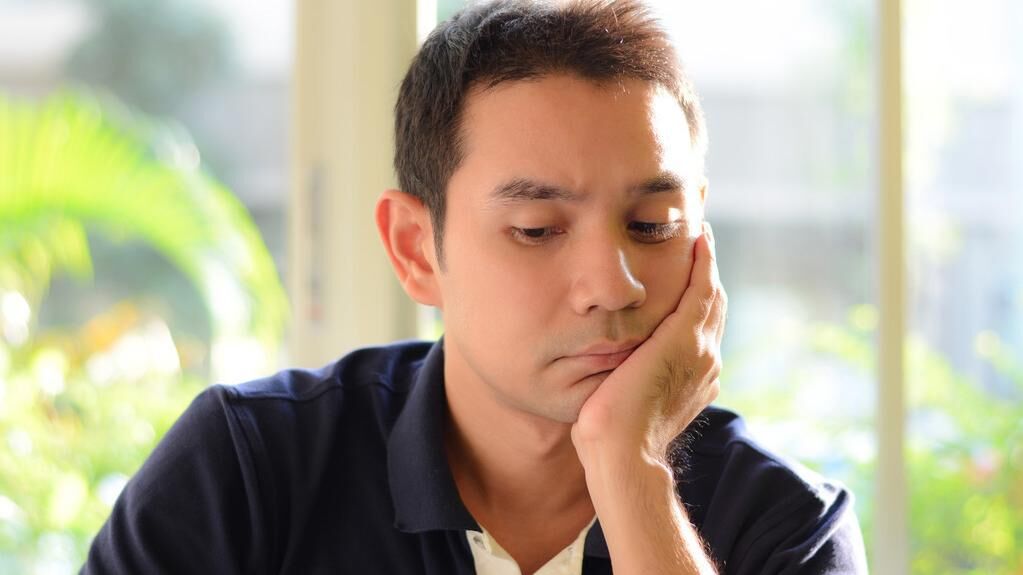 男人长期缺乏爱，见人就会有的4个行为，没有例外