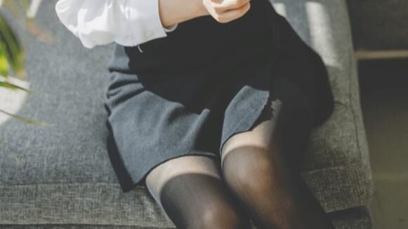 白色衬衫搭配黑色丝袜，标准的黑白职业装风格，要不要更美？