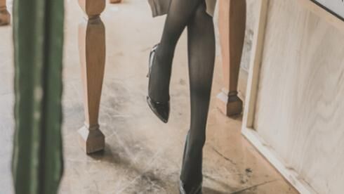 身材偏胖的女生冬天怎么搭配，黑丝袜与咖色的搭配，显瘦显细