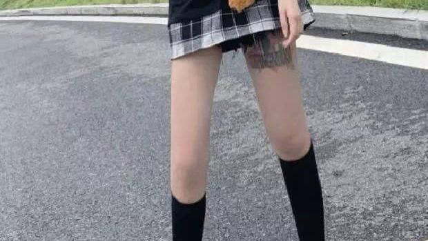 百褶裙搭配中筒袜，原来可以把清纯穿出性感