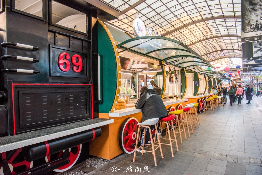 云南昆明隐藏一条清代街巷，商店开在&ldquo;火车&rdquo;上，外地游客稀少！