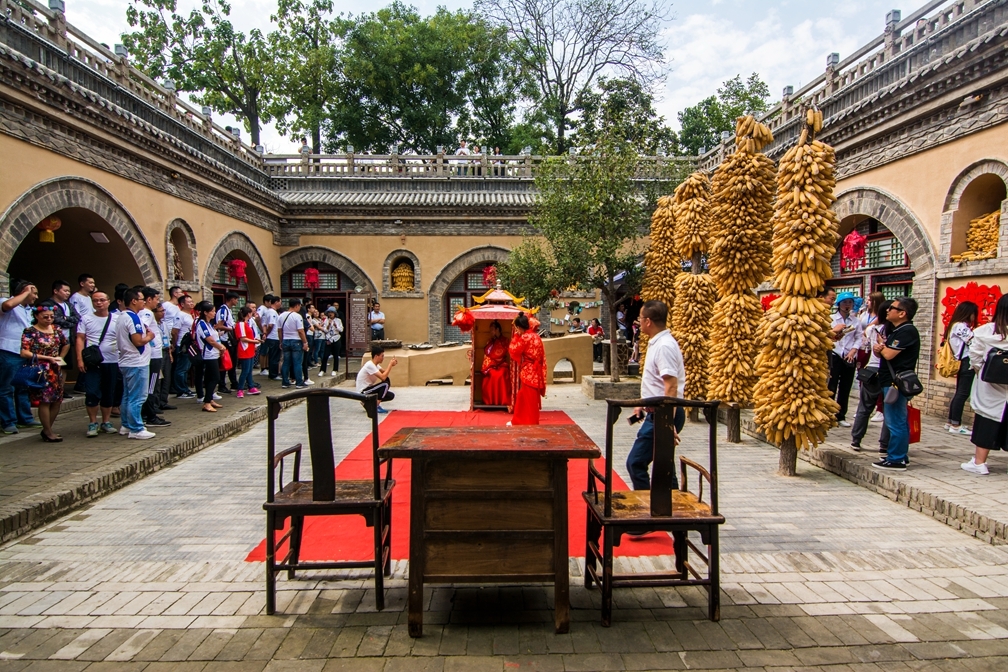 河南最奇怪的村落，明明听到说话声，地面却不见人影和房子！
