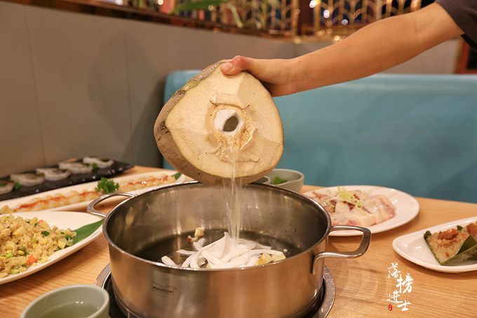 冬季三亚游，品尝著名的椰子鸡，汤鲜肉嫩，网友：我连汤都干了