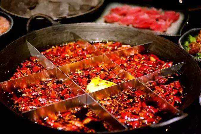 中国美食代表火锅，南方人和北方人都爱吃，两地火锅有何差异？