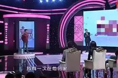 27岁男子和母亲同睡一张床，女友无法接受，网友：这真是母子？