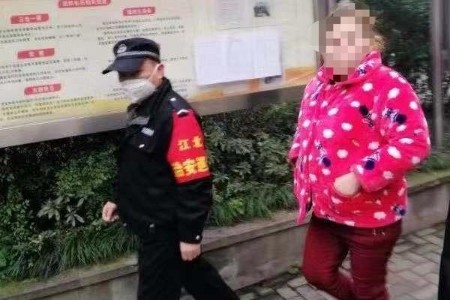 网传洪山某小区电梯里女子向按键吐口水？事发重庆，女子已被拘