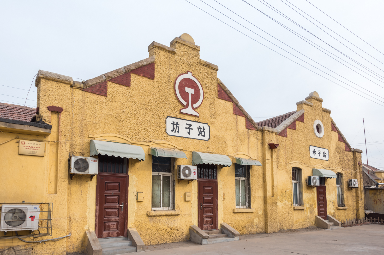 潍坊这座火车站已有100多年，由德国人修建，曾与青岛站齐名