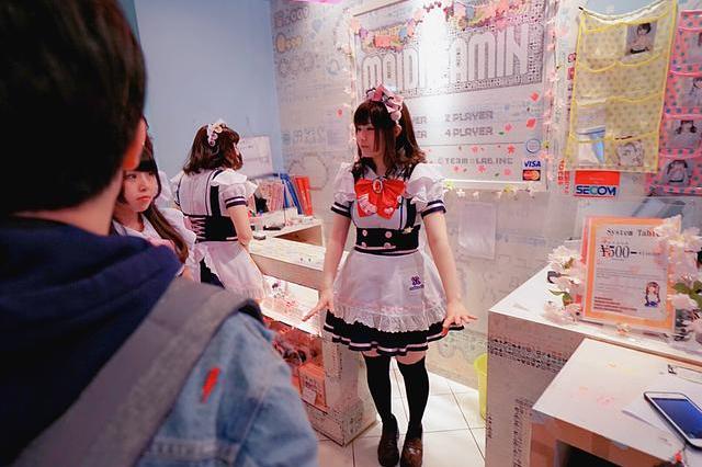 实拍日本大阪“女仆店”，满满可爱风，美少女跪在地上为客人服务