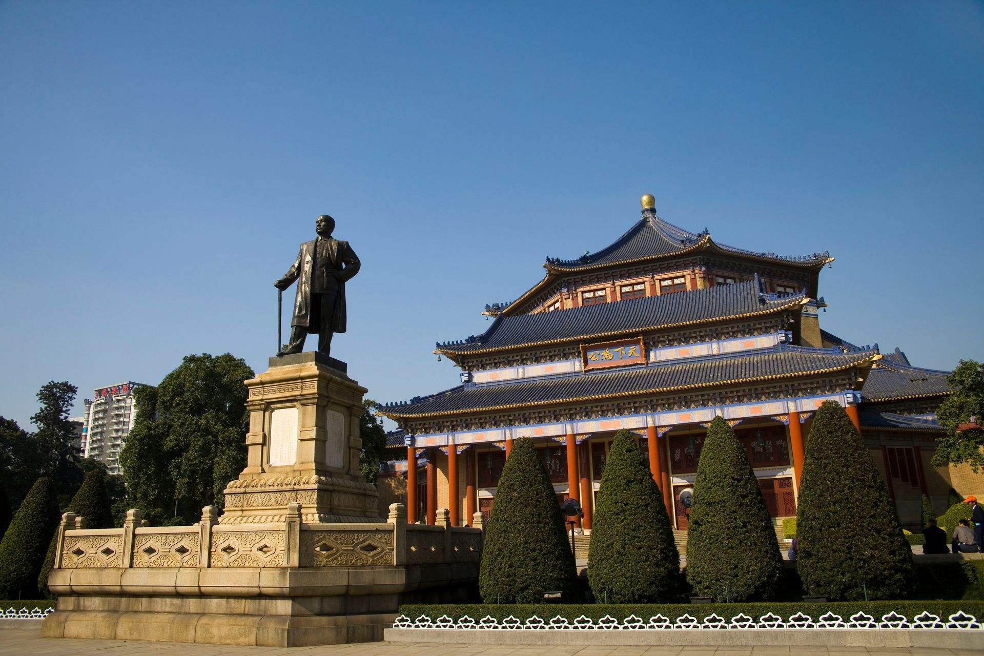 广州和重庆有两座相似的地标建筑，门票都是10元，哪一座更出众？